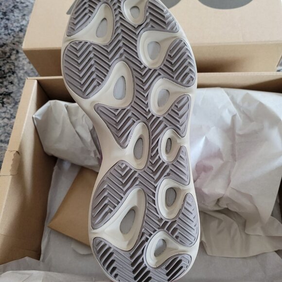 Adidas Yeezy 700 V3 Fade Carbon Fadcar  Mens 10.5 New in Box